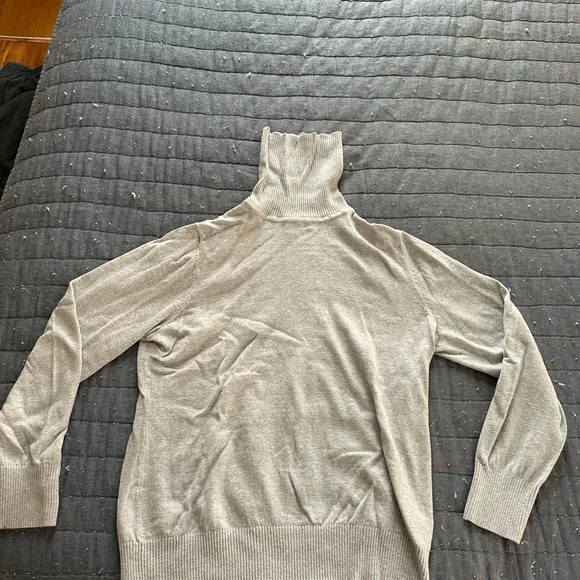 L.L. Bean Women's Light Gray Cotton/Cashmere Turtleneck Sweater - Picture 2 of 6